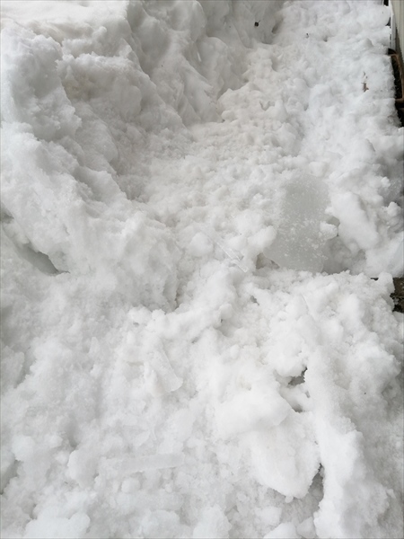 軒下は落ちてきた氷と雪でいっぱい１月１６日