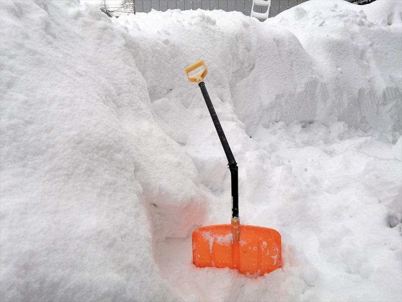 折れた雪かきスコップ