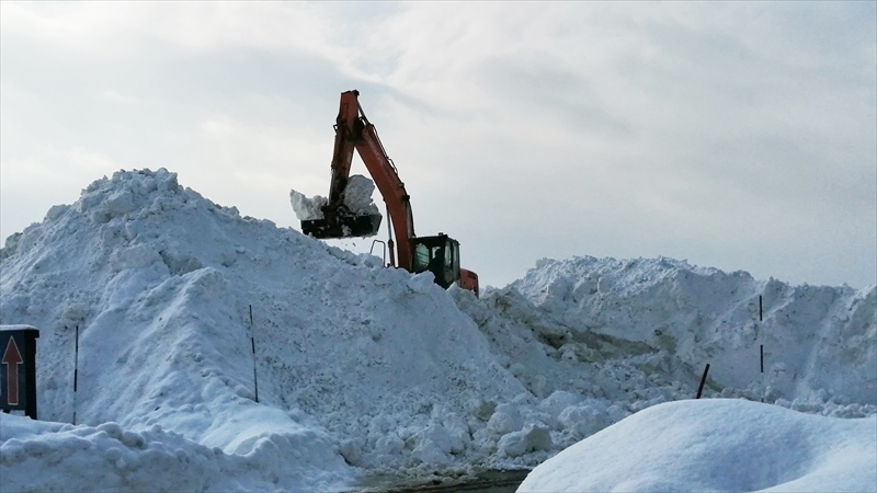 パワーショベルで雪を積み上げ２月６日